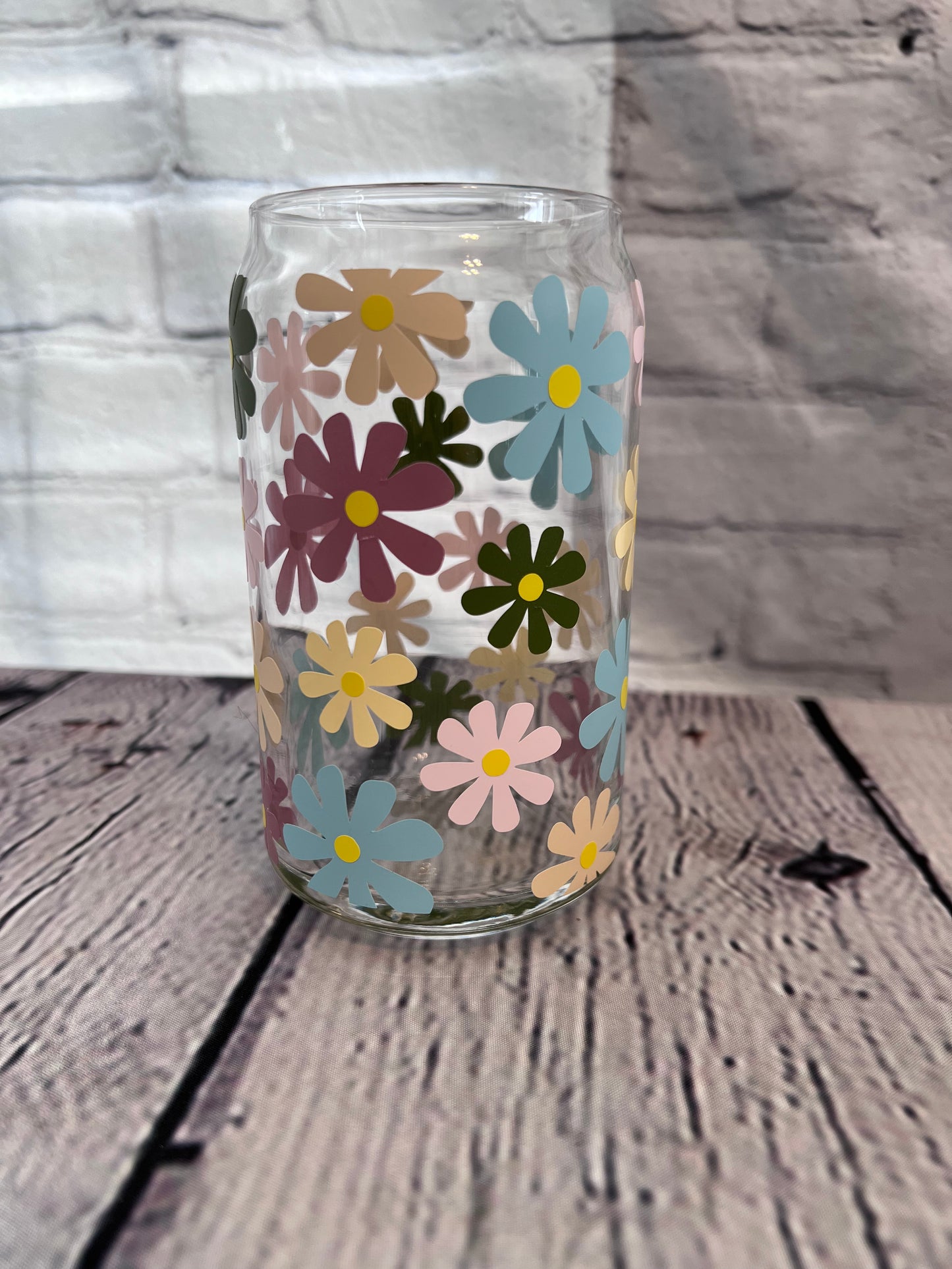 Retro flowers beer can glass