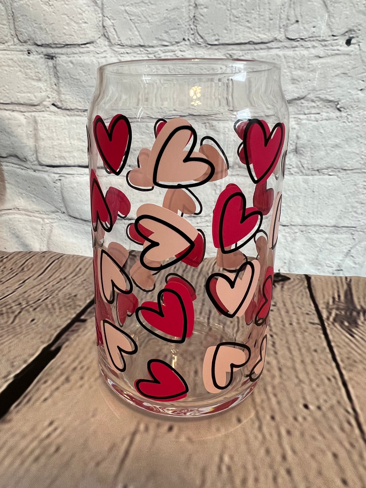 Outlined hearts beer can glass