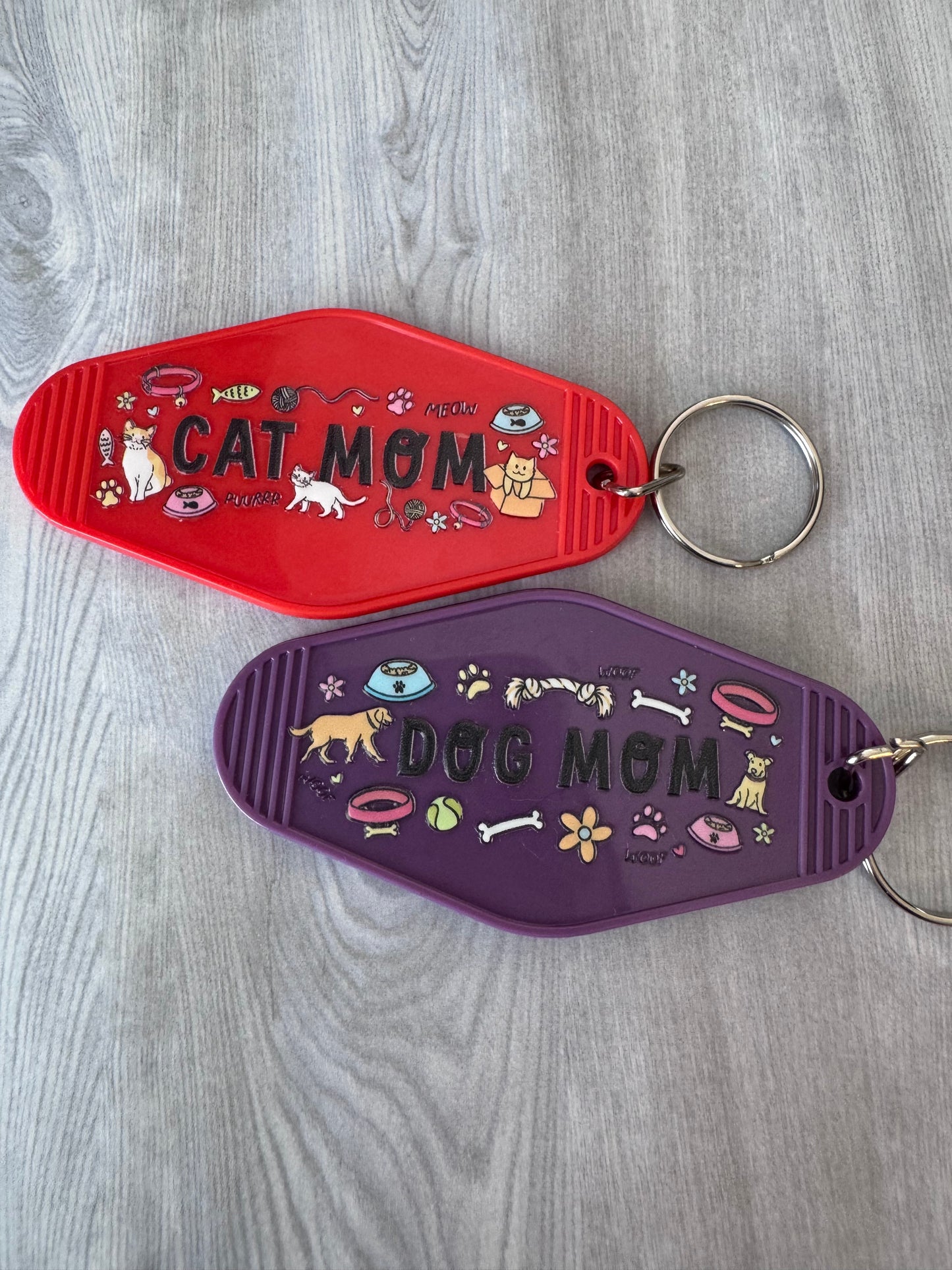 Dog mom retro motel keychain